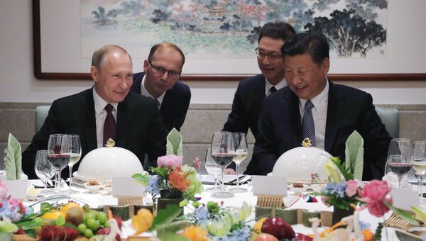 3 сентября 2017. Президент РФ Владимир Путин и председатель КНР Си Цзиньпин во время рабочего обеда в Сямэне