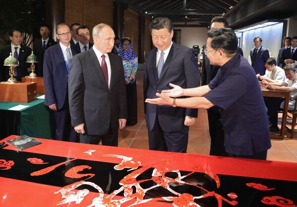 3 сентября 2017. Президент РФ Владимир Путин и председатель КНР Си Цзиньпин на выставке культурного наследия Китая в Сямэне