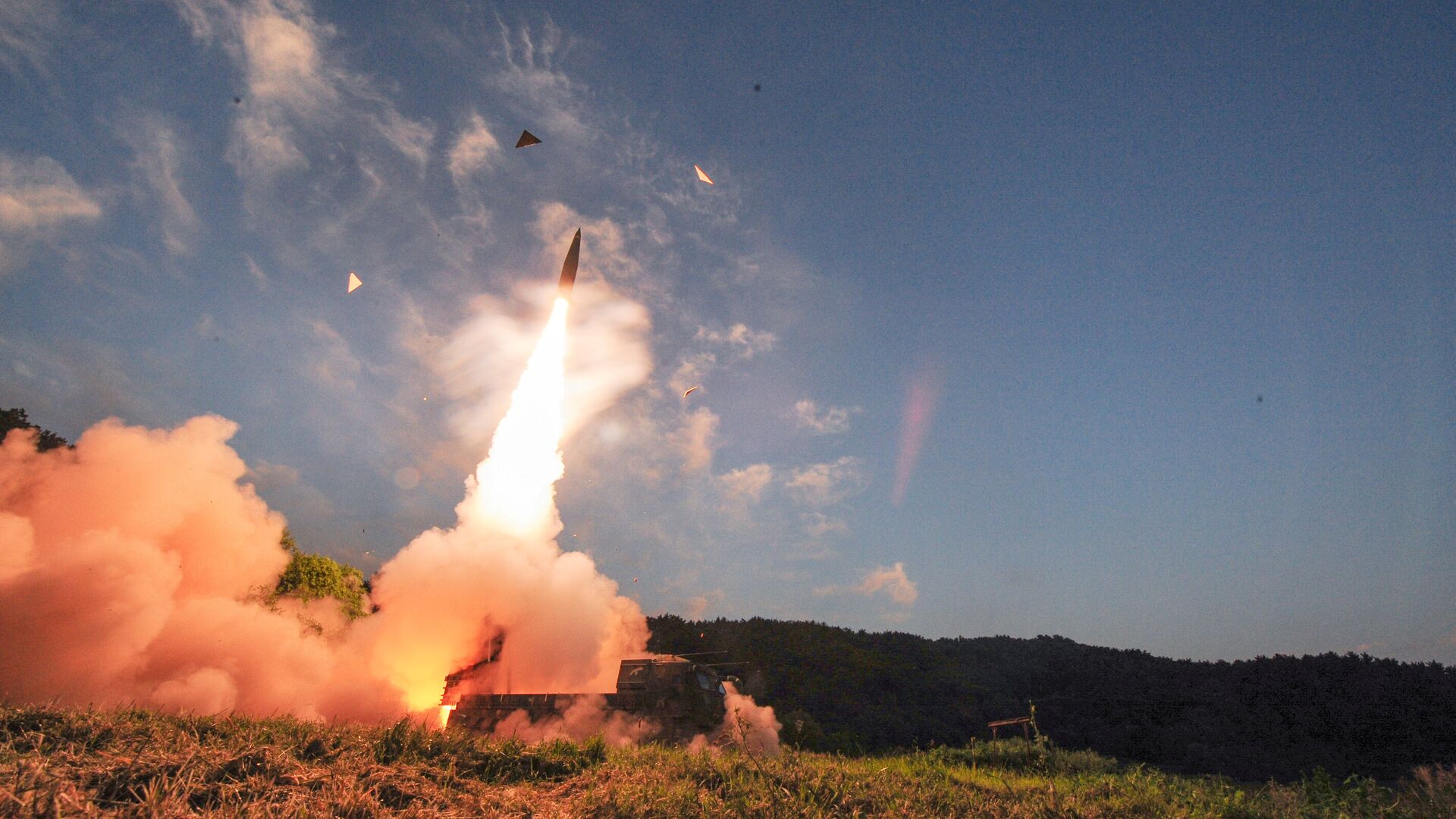 Запуск ракеты Hyunmoo на военых учениях в Южной Корее. 4 сентября 2017 - РИА Новости, 1920, 28.07.2020