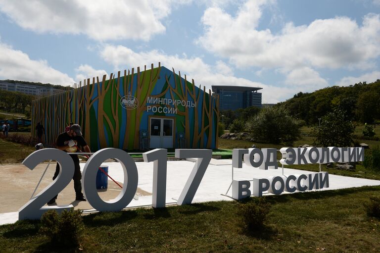 На набережной бухты Аякс возле кампуса ДВФУ перед открытием выставки Улица Дальнего Востока в рамках Восточного экономического форума во Владивосток На набережной бухты Аякс возле кампуса ДВФУ перед открытием выставки Улица Дальнего Востока в рамках Восточного экономического форума во Владивосток