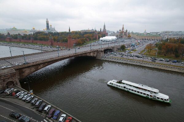 Москва-река. большо каменный мост. Кремль.
