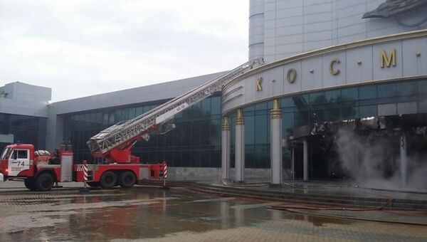 Пожарная техника у здания кинотеатра Космос в Екатеринбурге