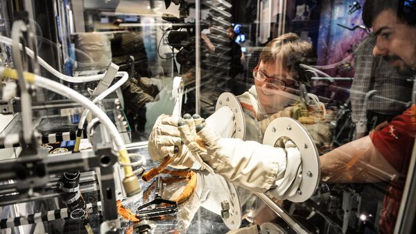 Посетители осматривают стенд с держателями электрокабелей в Московском Мемориальном музее космонавтики