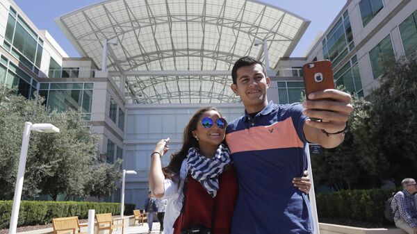 Посетители делают селфи перед штаб-квартирой компании Apple в Купертино, Калифорния
