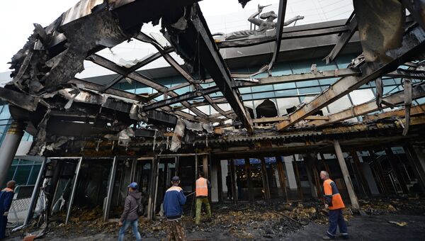 Рабочие у входа в киноконцертный театр Космос в Екатеринбурге, пострадавший в результате пожара