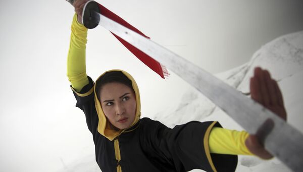 Тренер школы боевых искусств Шаолиня 20-летняя Сима Азими занимается на вершине холма в Кабуле, Афганистан. Три года до этого Азими изучала боевые искусства в Иране
