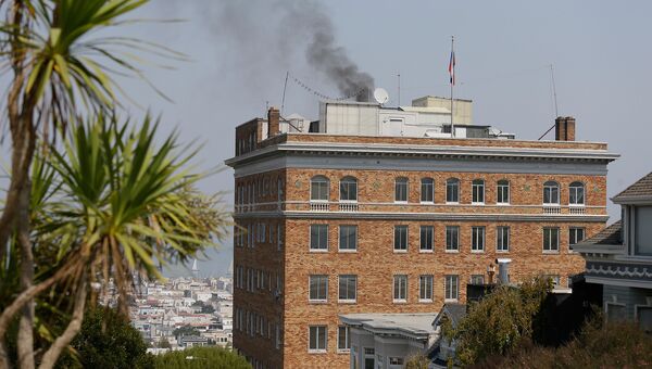 Дым над крышей Генерального консульства России в Сан-Франциско. 1 сентября 2017