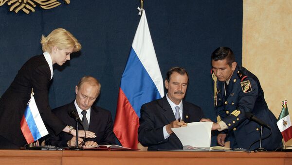 Президент РФ Владимир Путин и президент Мексики Висенте Фокс во время подписания двустороннего соглашения в Мехико. 2004 год