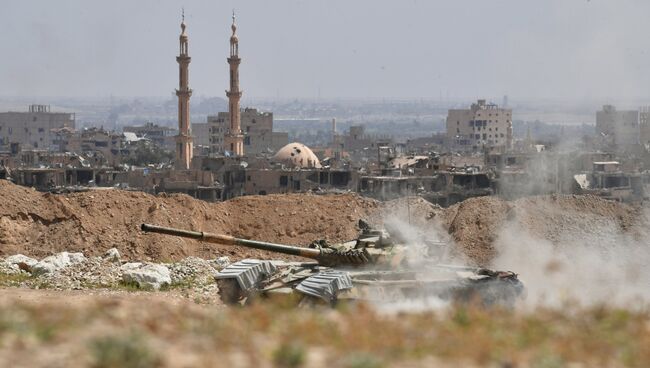 Танк Т-72 Республиканской гвардии Сирии на окраине Дейр-эз-Зора. Архивное фото