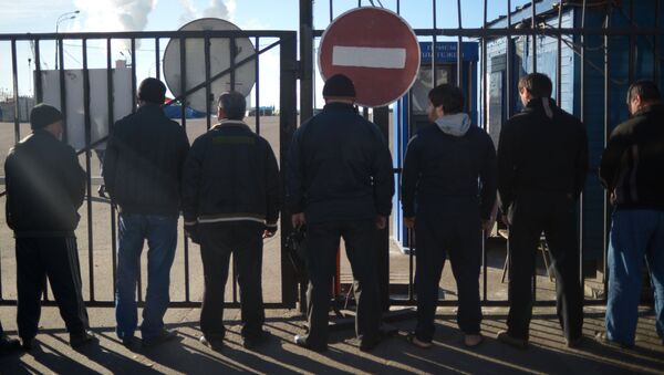 Массовое задержание мигрантов сотрудниками полиции. Архивное фото