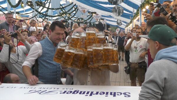 Официант из Баварии поднял и перенес 29 литровых кружек пива одновременно