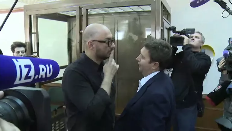 Серебренников в зале суда жестом попросил адвоката молчать из-за микрофонов СМИ Серебренников в зале суда жестом попросил адвоката молчать из-за микрофонов СМИ
