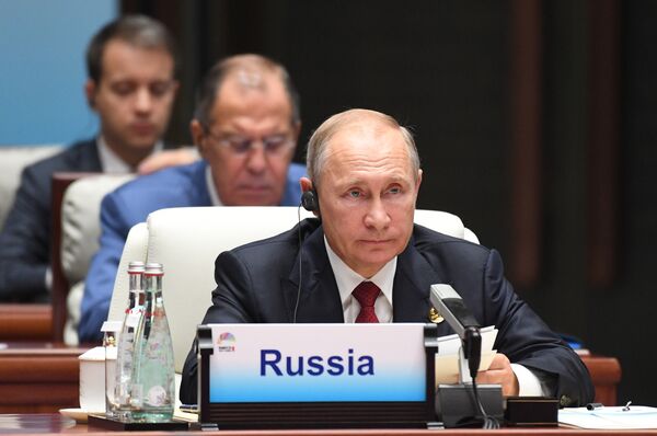 Президент РФ Владимир Путин во время встречи лидеров БРИКС с главами приглашенных государств. 5 сентября 2017 Президент РФ Владимир Путин во время встречи лидеров БРИКС с главами приглашенных государств. 5 сентября 2017