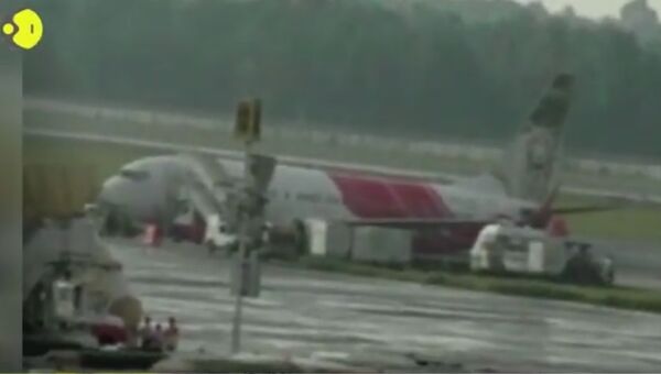 В Индии пассажирский самолет съехал с рулежной дорожки в аэропорту. Скриншот видео