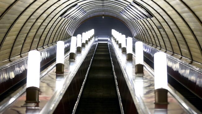 Эскалатор в московском метро. Архивное фото