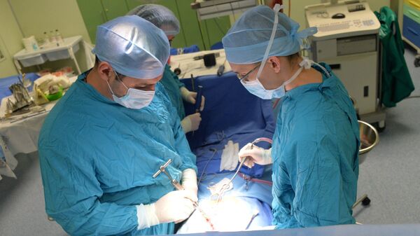 Хирурги во время операции на позвоночнике