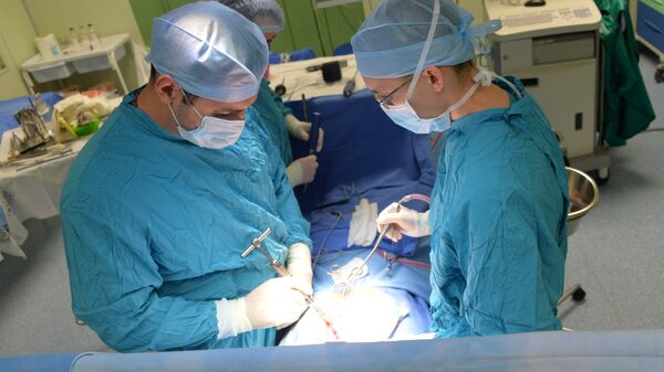 Хирурги во время операции на позвоночнике в Краевой клинической больнице имени С. В. Очаповского в Краснодаре