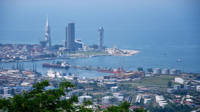 Технологический университет и башня Алфавит в городе Батуми