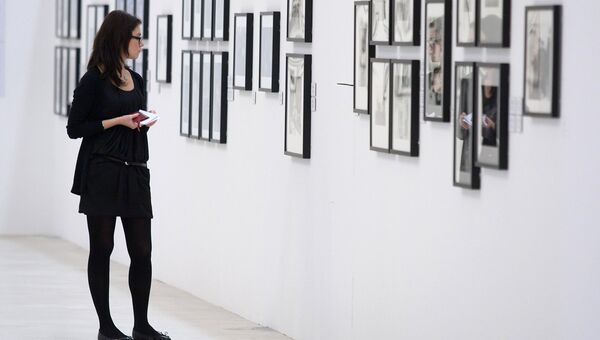 Посетительница осматривает экспозицию на выставке. Архивное фото