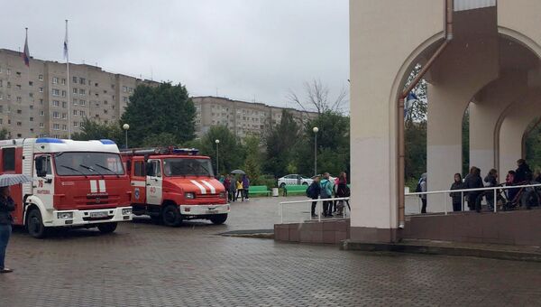 Пожарные автомобили у здания школы №1 в Ивантеевке. 5 сентября 2017