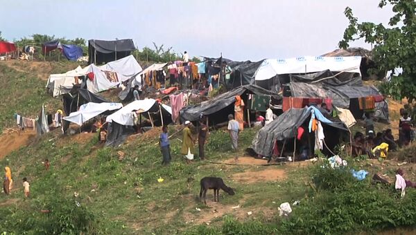 Мусульмане-рохинджа из Мьянмы ищут убежища в соседнем Бангладеше. Архивное фото