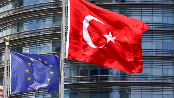 Флаги ЕС и Турции у штаб-квартиры ЕС в Брюсселе. Архивное фото