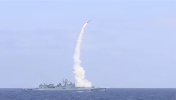 Адмирал Эссен ударил ракетами по террористам в Сирии. Кадры пусков