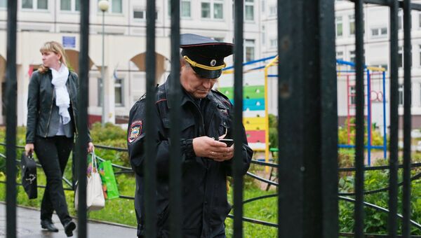 Сотрудник правоохранительных органов у здания школы №1 в Ивантеевке Московской области, где подросток открыл стрельбу. 5 сентября 2017