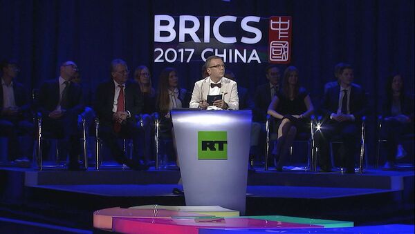 Ведущий телеканала RT Питер Лавелль принимает участие в первых пятисторонних дебатах с представителями телеканалов стран-участниц БРИКС. 5 сентября 2017