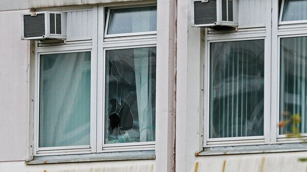Поврежденное окно школы №1 в Ивантеевке Московской области, где подросток открыл стрельбу