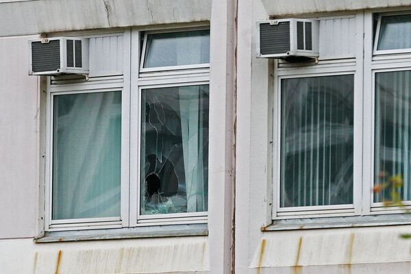 Поврежденное окно школы №1 в Ивантеевке Московской области, где подросток открыл стрельбу. 5 сентября 2017 Поврежденное окно школы №1 в Ивантеевке Московской области, где подросток открыл стрельбу. 5 сентября 2017