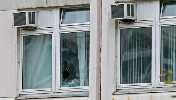 Поврежденное окно школы №1 в Ивантеевке Московской области, где подросток открыл стрельбу. Архивное фото
