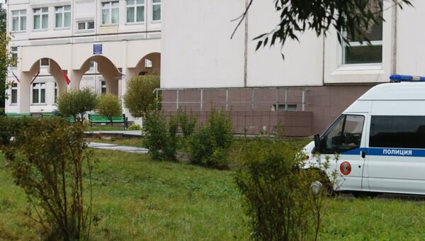 Автомобиль правоохранительных органов у здания школы №1 в Ивантеевке Московской области, где подросток открыл стрельбу. 5 сентября 2017