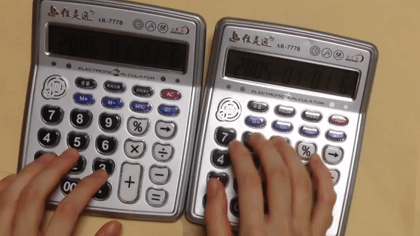 Японец играет хит Луиса Фонси на калькуляторах