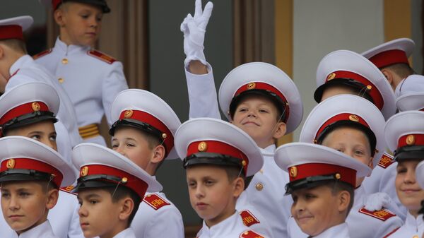 Курсанты Санкт-Петербургского Суворовского военного училища во время Дня знаний 1 сентября