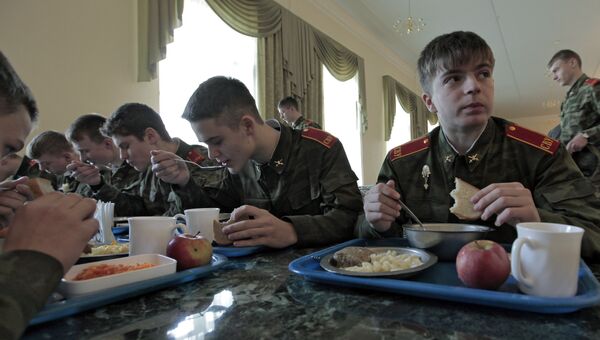 Воспитанники Санкт-Петербургского суворовского военного училища обедают в столовой военно-учебного заведения