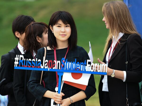 Девушки во время Восточного экономического форума во Владивостоке