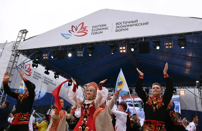Участники праздничного шествия, посвященного открытию выставки Улица Дальнего Востока на набережной бухты Аякс в рамках ВЭФ-2017 во Владивостоке Участники праздничного шествия, посвященного открытию выставки Улица Дальнего Востока на набережной бухты Аякс в рамках ВЭФ-2017 во Владивостоке