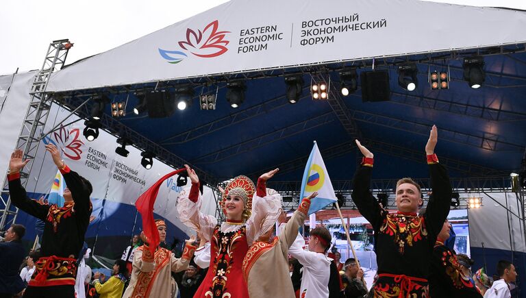 Участники праздничного шествия, посвященного открытию выставки Улица Дальнего Востока на набережной бухты Аякс в рамках ВЭФ-2017 во Владивостоке