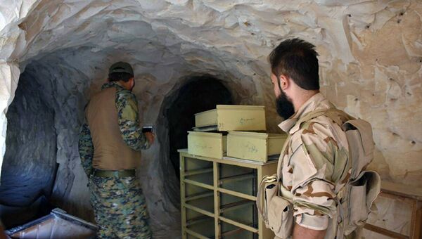 Сирийские военные и бойцы внутри пещеры отбитой у ИГ* в городе Дейр-эз-Зор. 2 сентября 2017