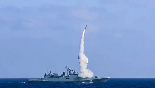 Пуски крылатых ракет Калибр с фрегата Адмирал Эссен по объектам запрещенной в РФ террористической группировки ИГИЛ в Сирии. 5 сентября 2017