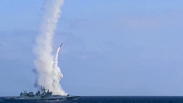 Пуски крылатых ракет Калибр с фрегата Адмирал Эссен по объектам запрещенной в РФ террористической группировки ИГИЛ в Сирии. 5 сентября 2017