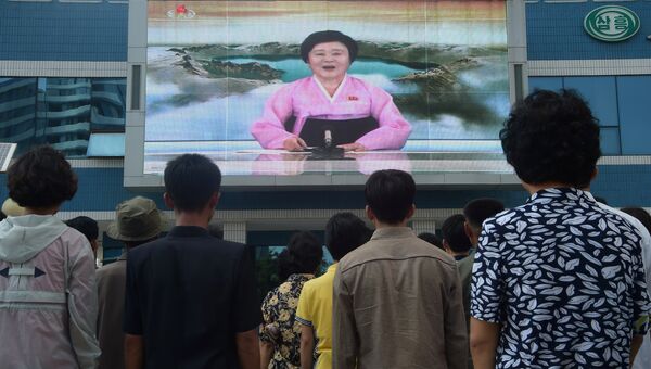 Жители Пхеньяна смотрят выступление Ли Чхун Хи об успешном испытании водородной бомбы по северокорейскому телевидению. 3 сентября 2017