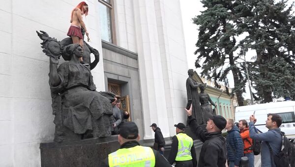 Активистка FEMEN звонком колокольчика поздравила Раду с открытием сессии
