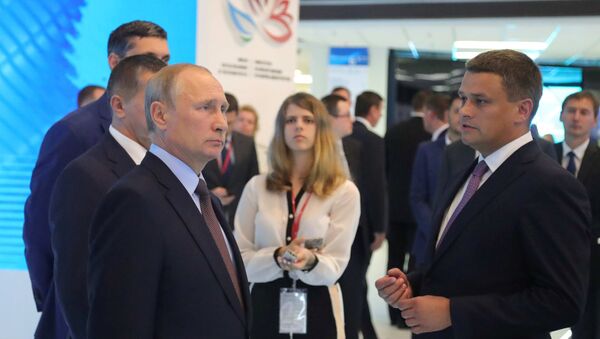 Президент РФ Владимир Путин во время осмотра экспозиции выставки в рамках ВЭФ на территории ДВФУ на острове Русский. 5 сентября 2017