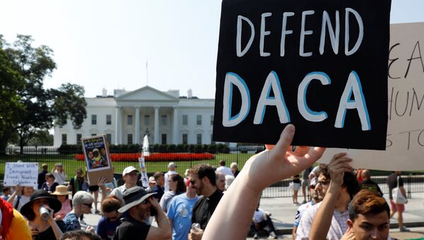 Акция против отмены программы защиты детей-иммигрантов (DACA) у Белого дома в Вашингтоне. 5 сентября 2017