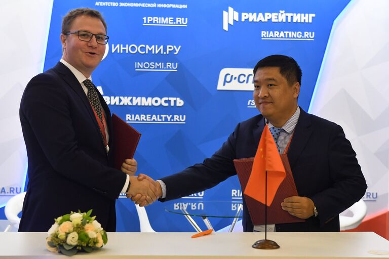Заместитель главного редактора Информационного агентства и радио Sputnik Олег Осипов и руководитель российского представительства компании Alibaba Culture Communication Сянцянь Ци во Владивостоке. 6 сентября 2017 Заместитель главного редактора Информационного агентства и радио Sputnik Олег Осипов и руководитель российского представительства компании Alibaba Culture Communication Сянцянь Ци во Владивостоке. 6 сентября 2017