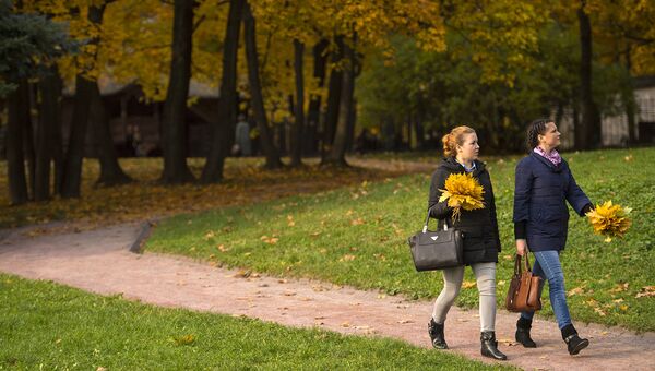 Девушки прогуливаются в парке в Москве. Архивное фото