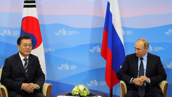 Президент Республики Кореи Мун Чжэ Ин и Владимир Путин во время встречи на ВЭФ на территории ДВФУ на острове Русский. 6 сентября 2017
