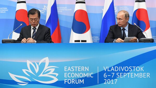 Президент РФ Владимир Путин и президент Республики Кореи Мун Чжэ Ин во время совместного заявления для прессы по итогам встречи на Восточном экономическом форуме. 6 сентября 2017